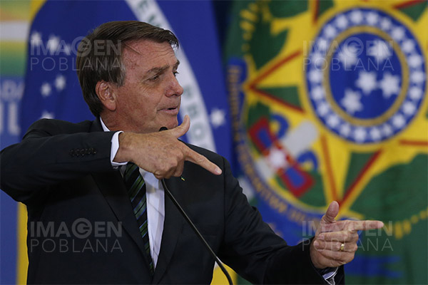 Bolsonaro critica a los "idiotas" que le piden que compre vacunas contra el COVID-19
