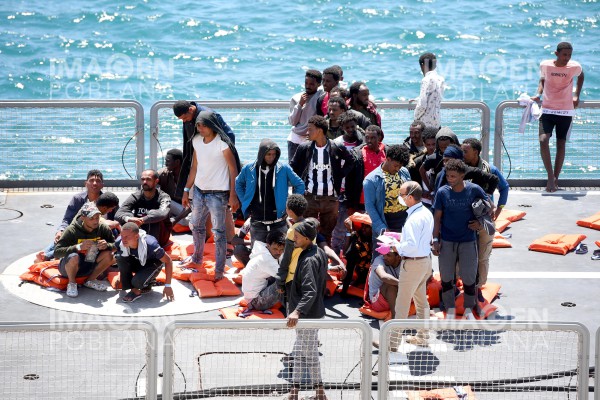 Más de veinte migrantes mueren tras ser arrojados al mar por traficantes