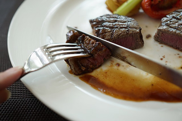 Científicos aseguran que comer carne aumenta el riesgo de diabetes y neumonía