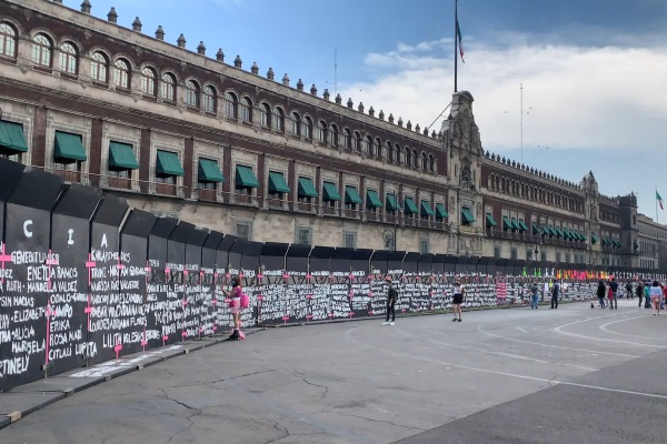 Colocan ofrenda floral en valla de seguridad recordando los feminicidios