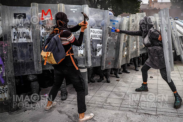 Policías resistieron agresión en protestas de mujeres, dice AMLO