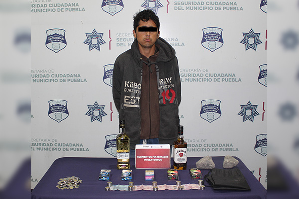 Se llevaba botellas de licor, cigarros y dinero tras asaltar un Oxxo