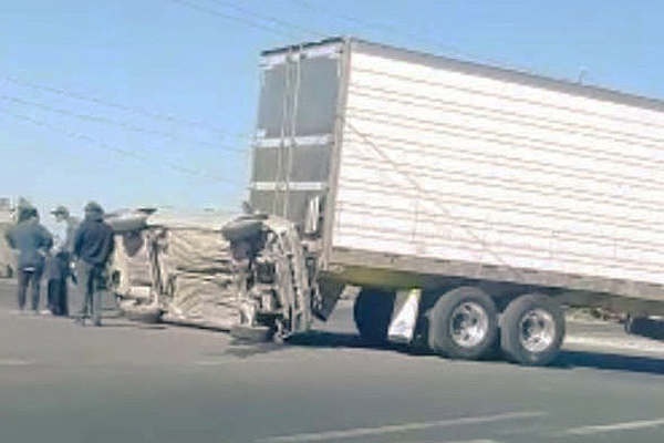 Hombre pierde la vida al volcar y estrellar su auto contra un tractocamión