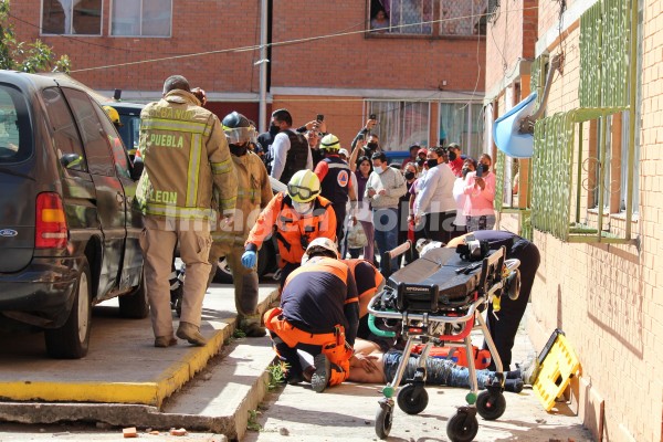Tras de 12 horas de amenazar con hacerlo, hombre se lanza desde lo alto de un edificio