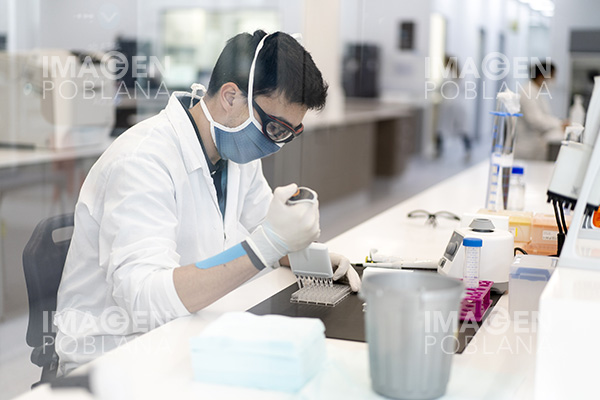 OMS investiga informes sobre coágulos causados por vacuna de AstraZeneca