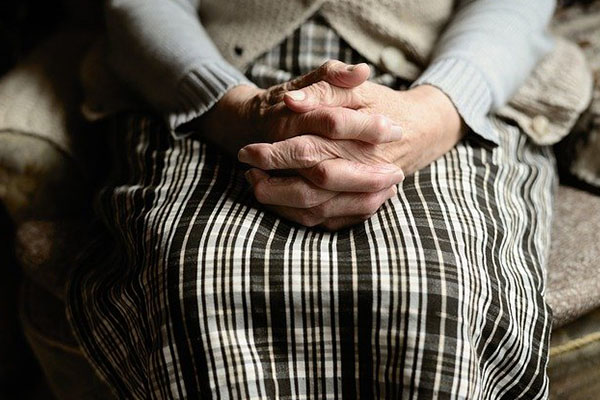 Acuden a vacunar a anciana y descubren su cadáver; tenía más de 10 años muerta