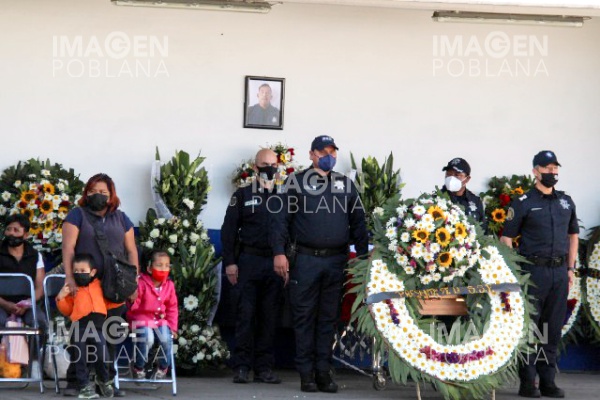 Homenajean a uno de los policías emboscados en Jolalpan