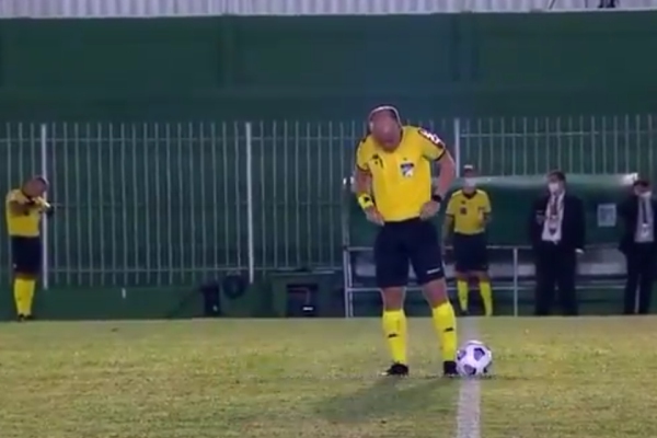 La razón por la que un árbitro orinó en el campo de futbol previo al juego