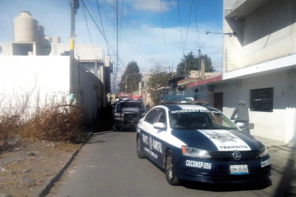 En aparente ajuste de cuentas, abandonan dos cuerpos en una camioneta