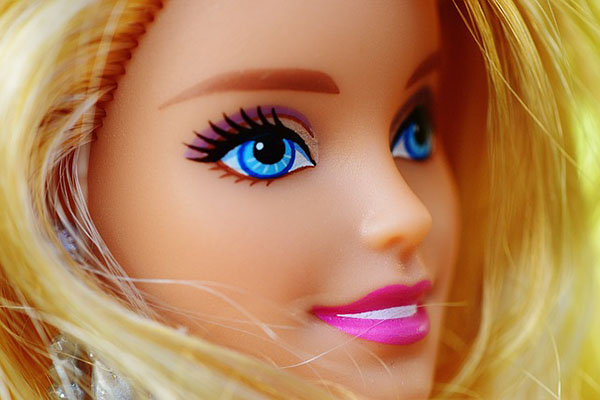 La única mujer entre los cosmonautas de Roscosmos sirve de modelo para muñeca Barbie