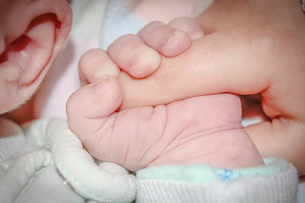 Mujer vacunada contra COVID-19 da a luz al primer bebé en el mundo nacido con anticuerpos