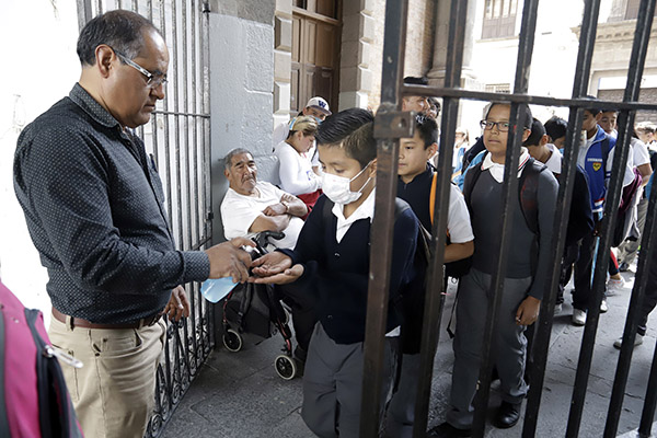 Autoridades de salud evalúan estrategias para el regreso a clases en México