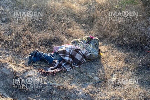 Hallan cuerpo maniatado y envuelto en cobijas