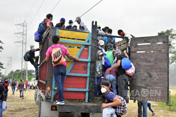 Tras reporte de asalto, encuentran a 48 migrantes dentro de un tráiler