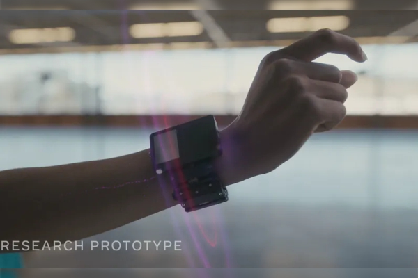 Facebook desarrolla pulsera para mover objetos digitales con solo pensarlo