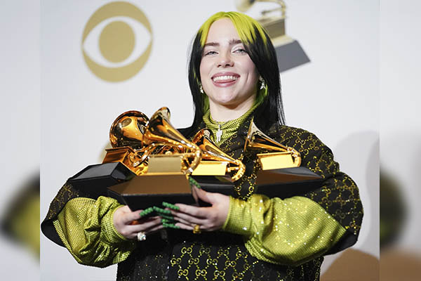Billie Eilish se tiñe el cabello de rubio y rompe récord en Instagram