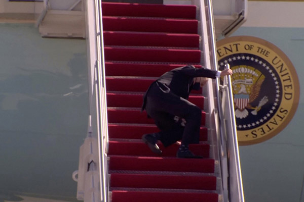 Biden tropieza y cae subiendo las escaleras del Air Force One