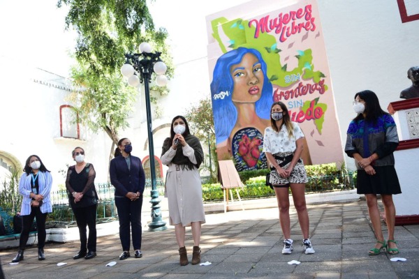 Ayuntamiento inaugura mural hecho por mujeres poblanas y refugiadas