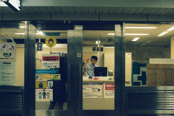 Castigan a trabajadores japoneses por salir de la oficina dos minutos antes
