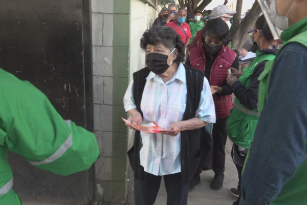 Ciudad de México inicia aplicación de vacunas Sinovac a adultos mayores