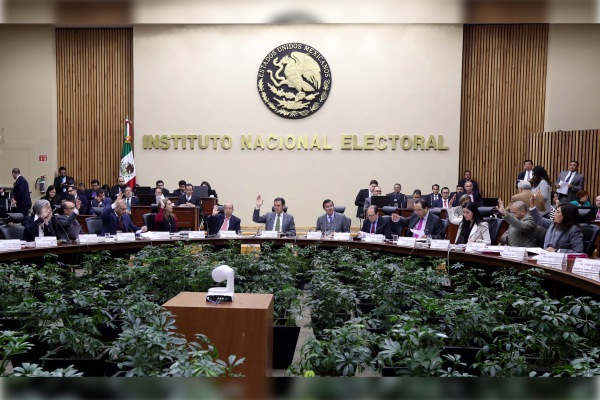 El INE fija nuevas reglas para asignar diputaciones plurinominales; Morena reclama