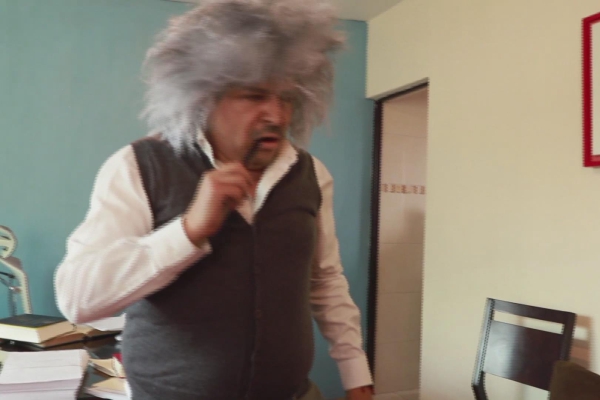 Profesor se caracteriza de personajes para impartir sus clases en línea