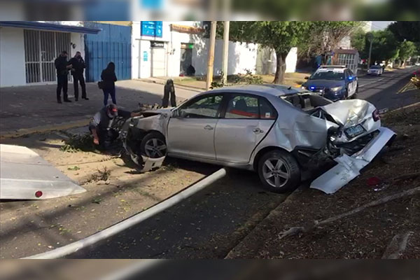 Conductor provoca aparatoso accidente y huye del lugar