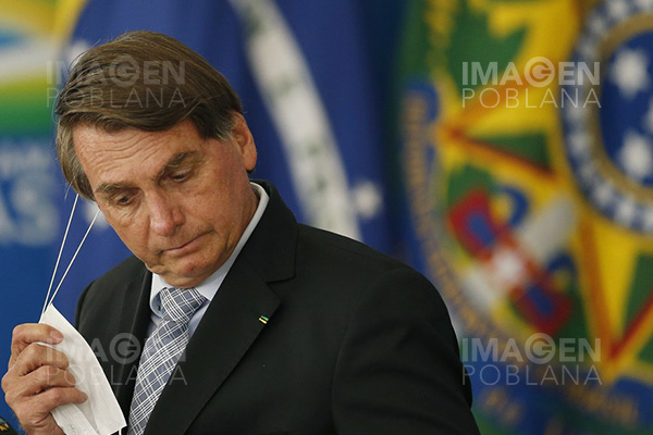 Bolsonaro dice que aún no le "convencieron" sobre cambiar su postura ante la pandemia