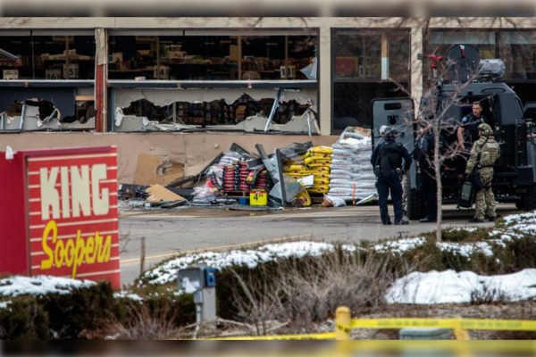 Al menos 10 muertos por tiroteo en supermercado de Colorado