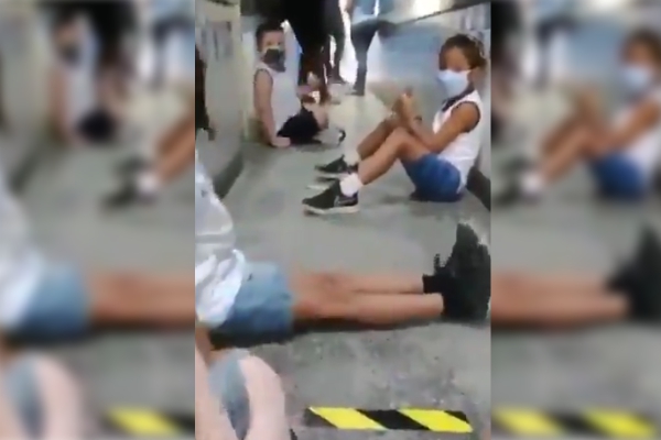 Niños se protegen de un tiroteo sin olvidar la sana distancia