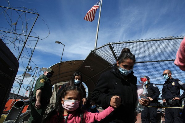 Difunden imágenes de migrantes hacinados en centros de detención en Texas