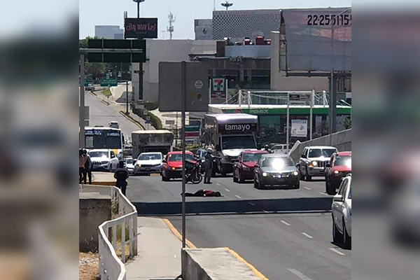 Mujer sobrevive tras lanzarse del distribuidor vial 485