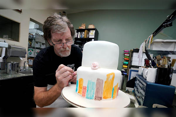 Pastelero enfrenta demanda tras negarse a elaborar un pastel para una mujer transgénero