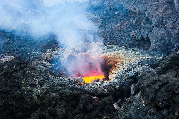Volcán Etna vuelve a llenar la noche de estruendos y chorros de lava