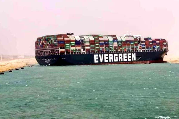 Enfrentan “dificultades extremas” para liberar el buque encallado en el Canal de Suez