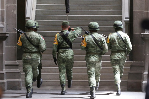Un 40% de mexicanos aceptaría un gobierno encabezado por militares