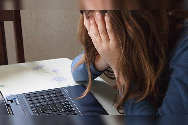 Engañan a acosador de una niña y lo golpean hasta desfigurarle el rostro