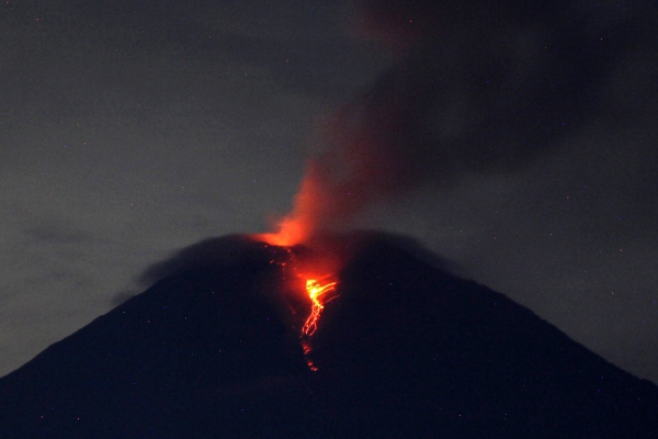 Un fotógrafo hunde su dron en lava para lograr impactantes imágenes