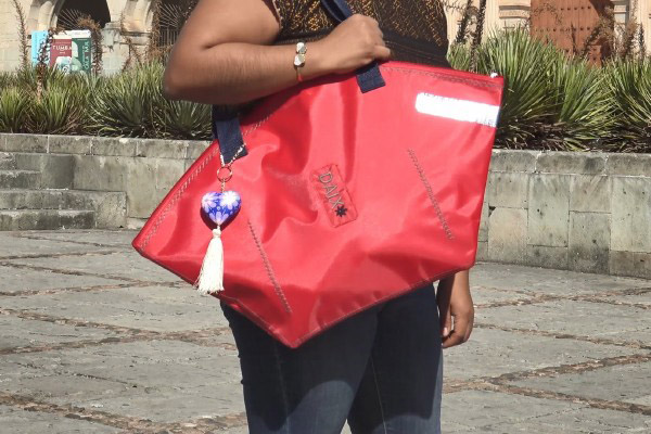 Emprendedores fabrican bolsos con forma de cubrebocas