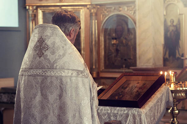 ¡Quítensela, vámonos libres!: sacerdote arranca mascarillas a los fieles durante celebración de Semana Santa