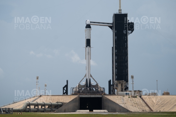 SpaceX completa tripulación de primer vuelo espacial civil del mundo