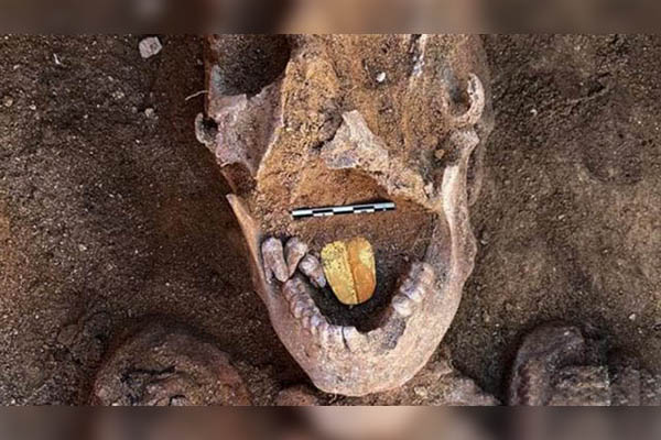 Hallan en Egipto misteriosas momias con lenguas de oro