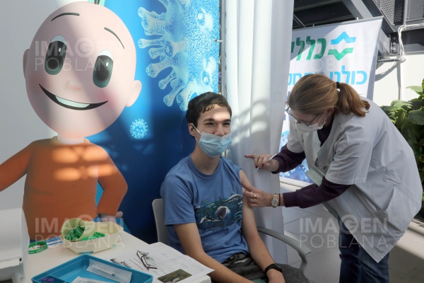 Vacuna de Pfizer/BioNTech tiene efectividad de cien por ciento en adolescentes