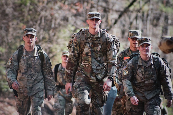 Pentágono permite que personas transgénero se unan al ejército de EU