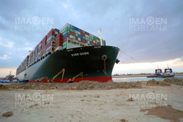 Buque Ever Given permanecerá en el canal de Suez hasta que termine la investigación
