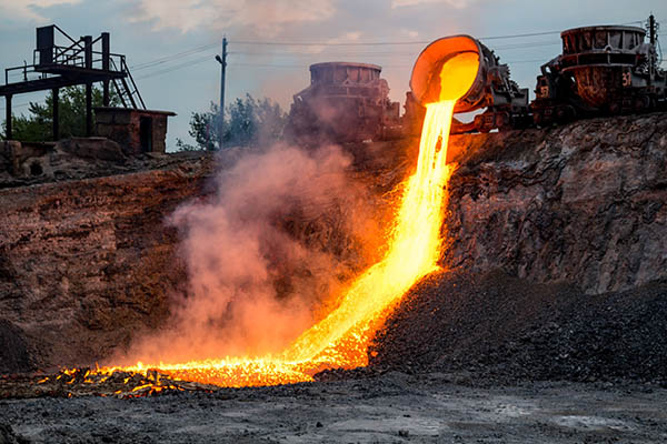 Obrero se arroja a un horno para fundir metales tras perder su dinero en la bolsa