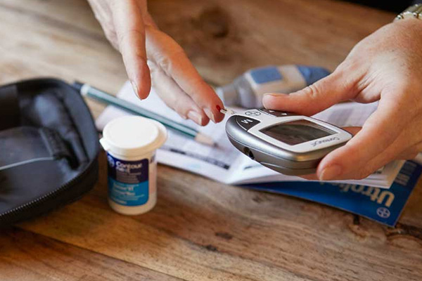 Control de diabetes tipo 2 para prevenir complicaciones al contraer COVID-19