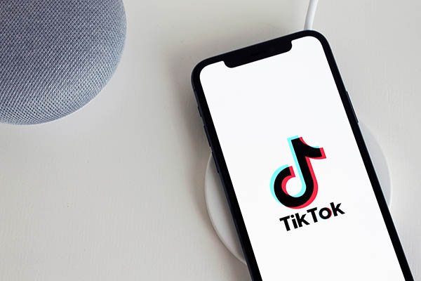 Niña es internada por coma alcohólico tras hacer un reto en TikTok