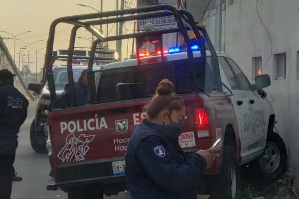 Policía hizo un desastre en la vía pública; chocó contra puente y poste