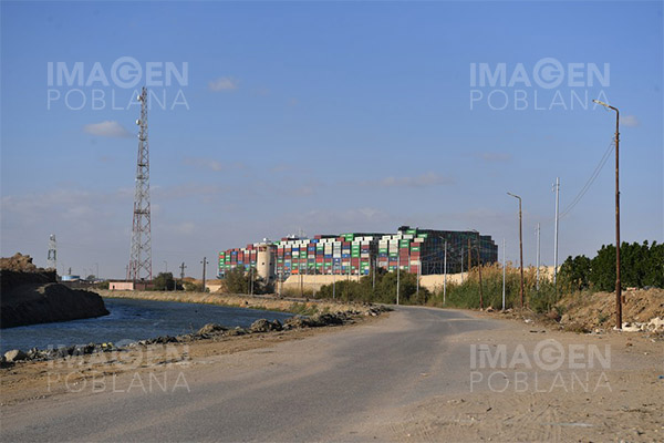 Tráfico se normaliza en Canal de Suez tras reparación de motor de buque petrolero